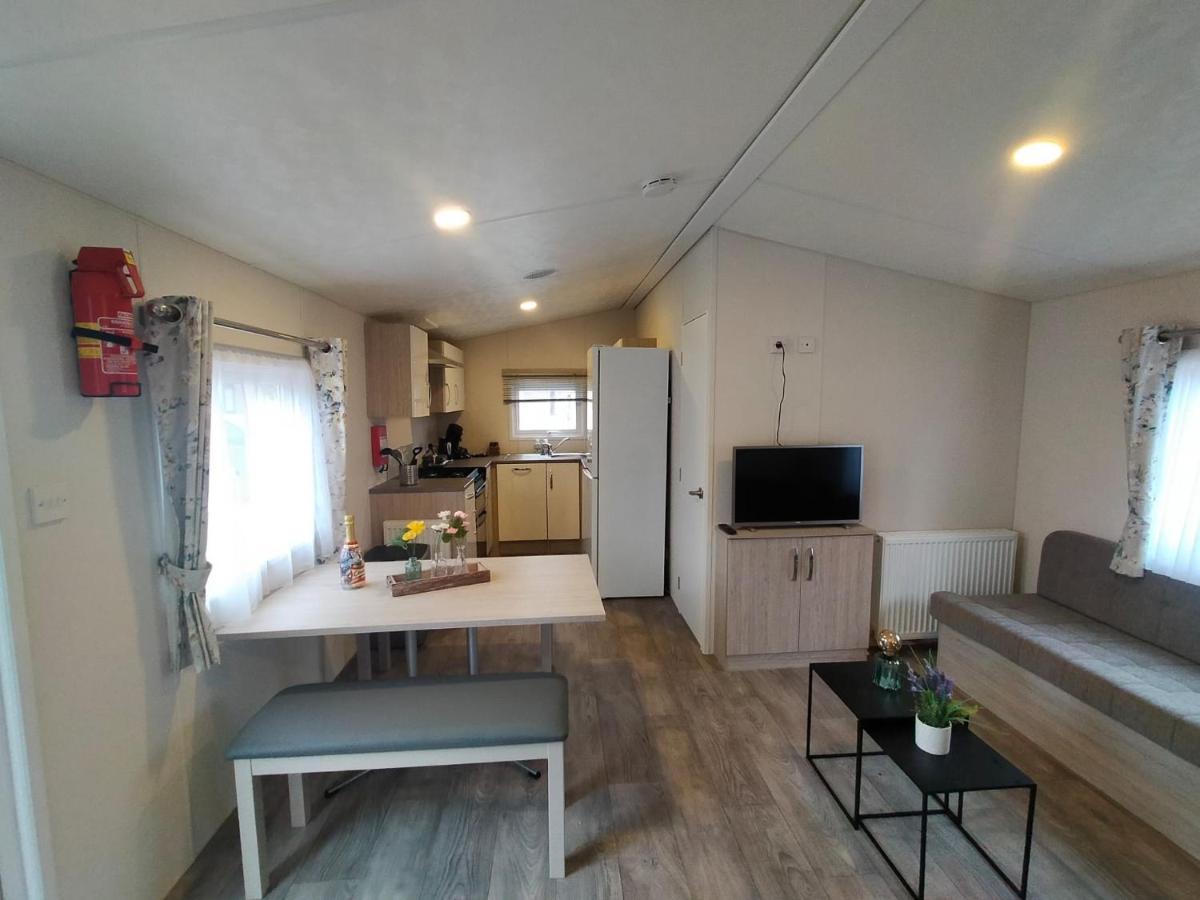 Bj Chalets - De Rug 1 - Vakantiepark Lauwersoog - Luxe Chalet Met Vaatwasser! Vroege Incheck! المظهر الخارجي الصورة